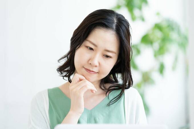 考えている女性