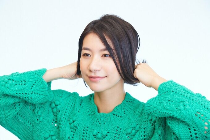 毛先にワックスをつける女性