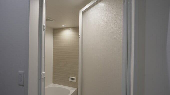 浴室のドアは開き戸