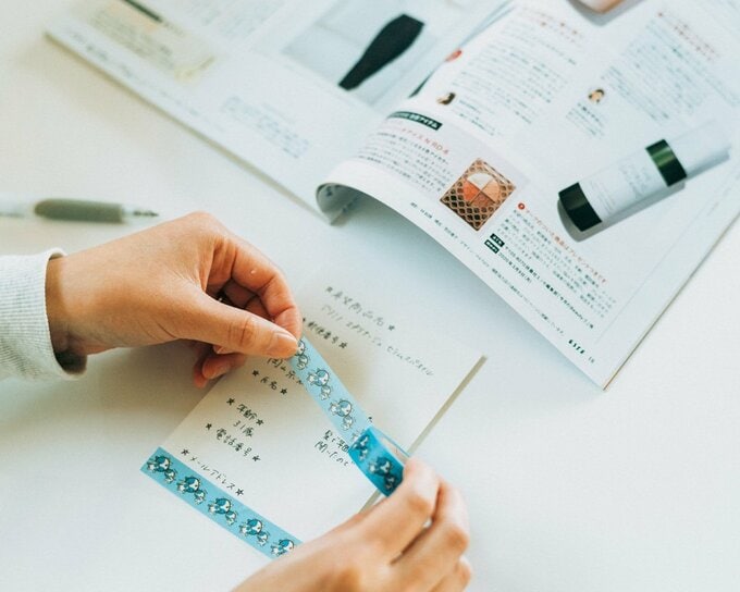 懸賞はがきにテープを貼る様子