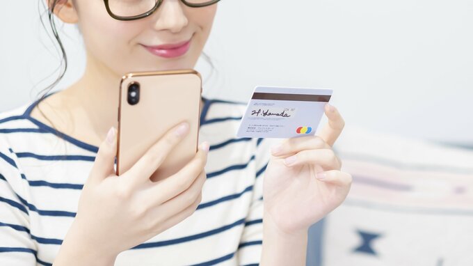 スマホを見る女性