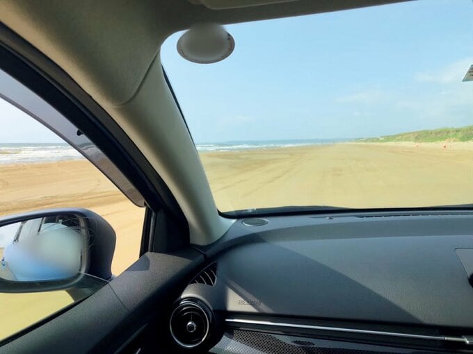 車のフロント窓から見える景色