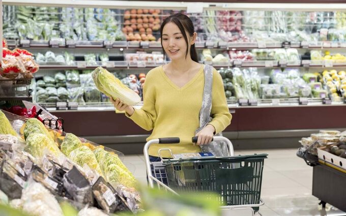 スーパーで買い物をする女性