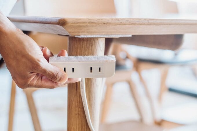 テーブルの脚にコンセント