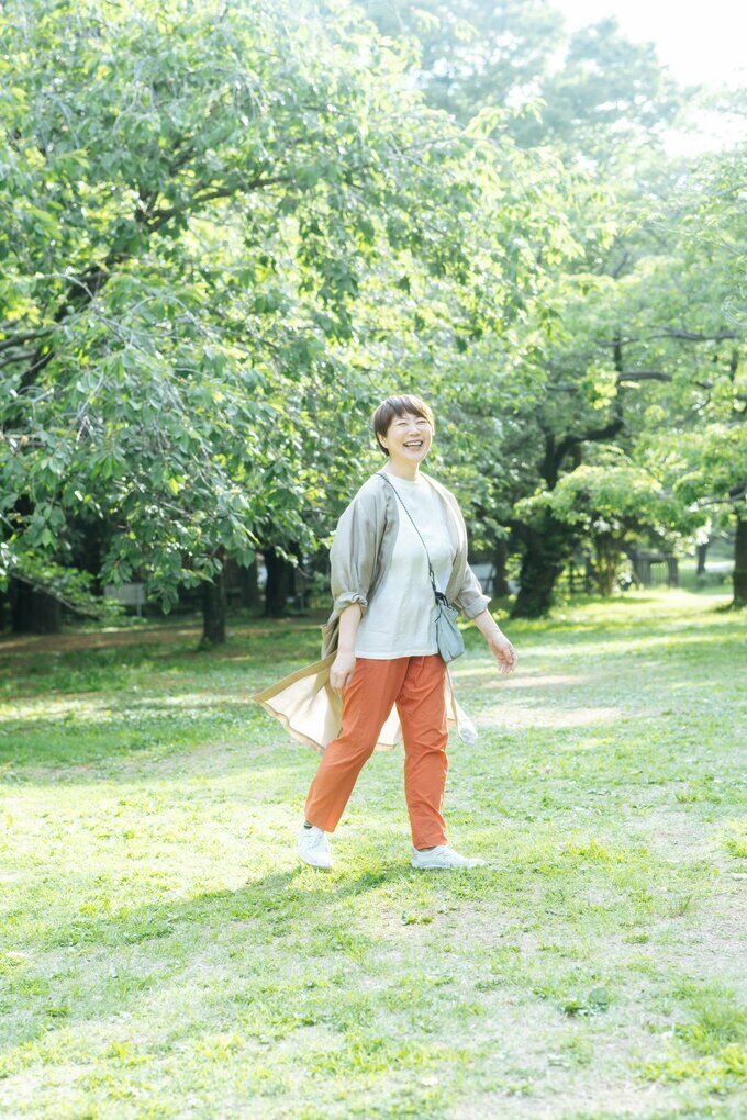 森の中の女性