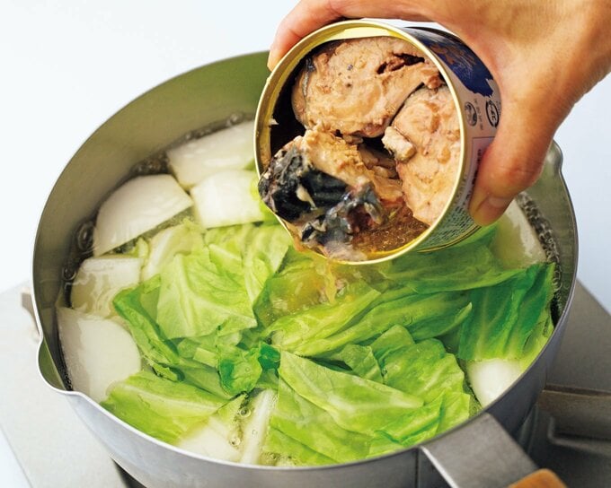 お鍋にサバ缶