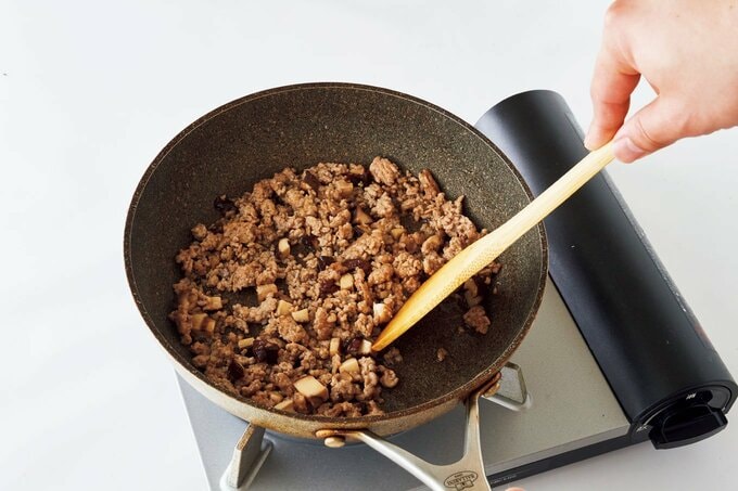 ひき肉を炒める