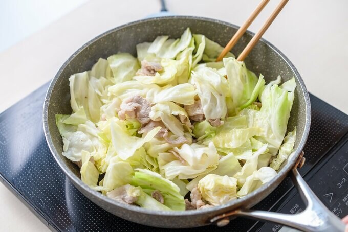 キャベツを炒める