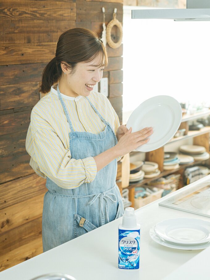食器を手にするSHINOさん