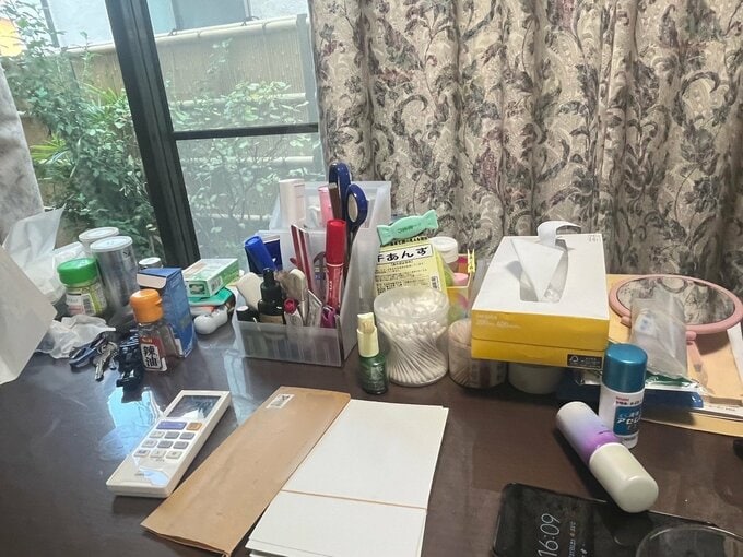 テーブルの上に集まりやすい小物たち