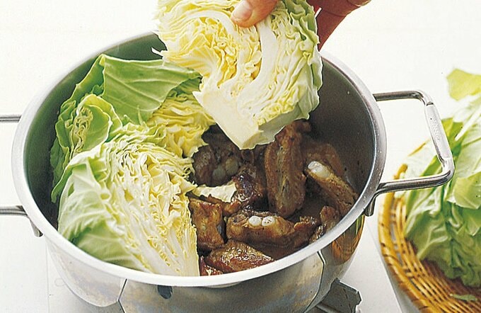 鍋にキャベツを入れる