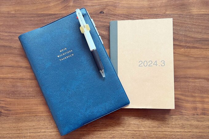 手帳をデスクに置いた様子
