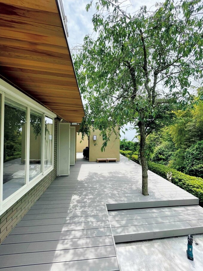 ライトグレーの人工木