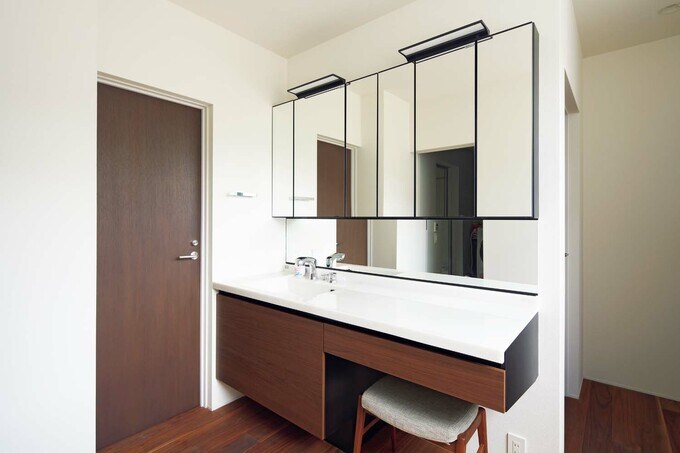 広い洗面カウンターを設置した2階洗面室