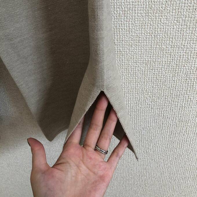 裾にはスリット入り
