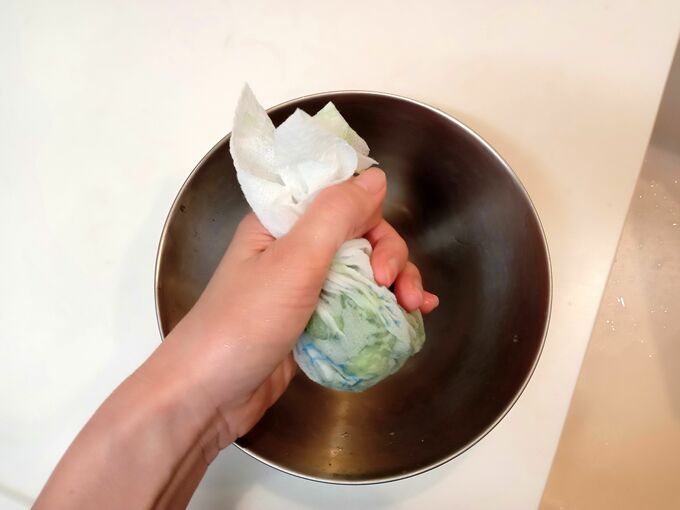 タオルで野菜を絞る
