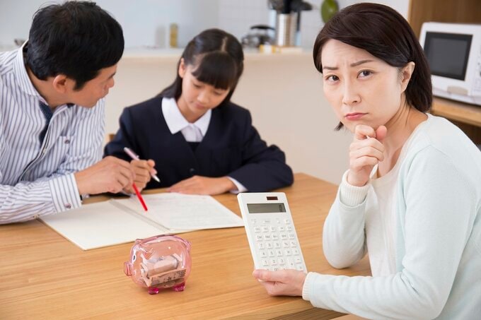 教育費に悩む女性