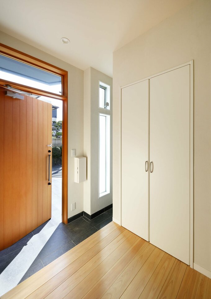 スリットから光りを取り入れることで、明るい土間収納に