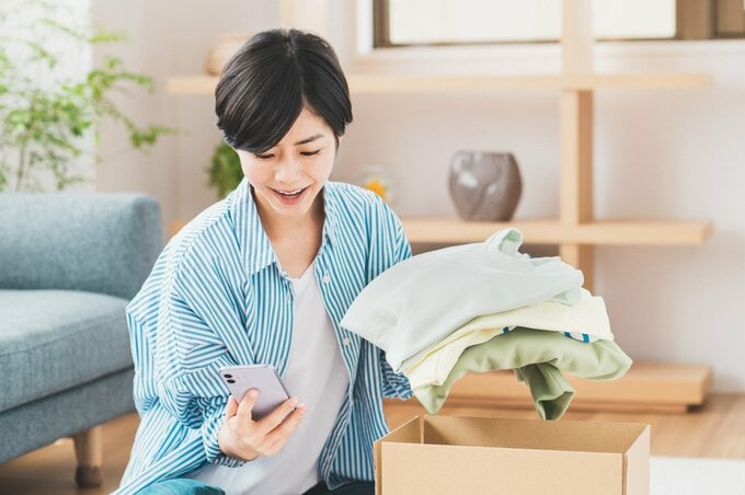 片付けをする女性