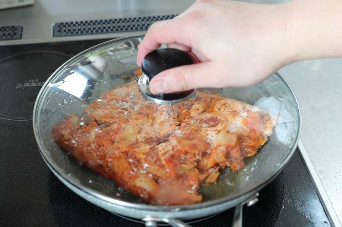 フライパンにフタをする