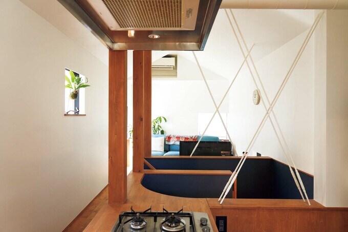 階段越しにあるリビング