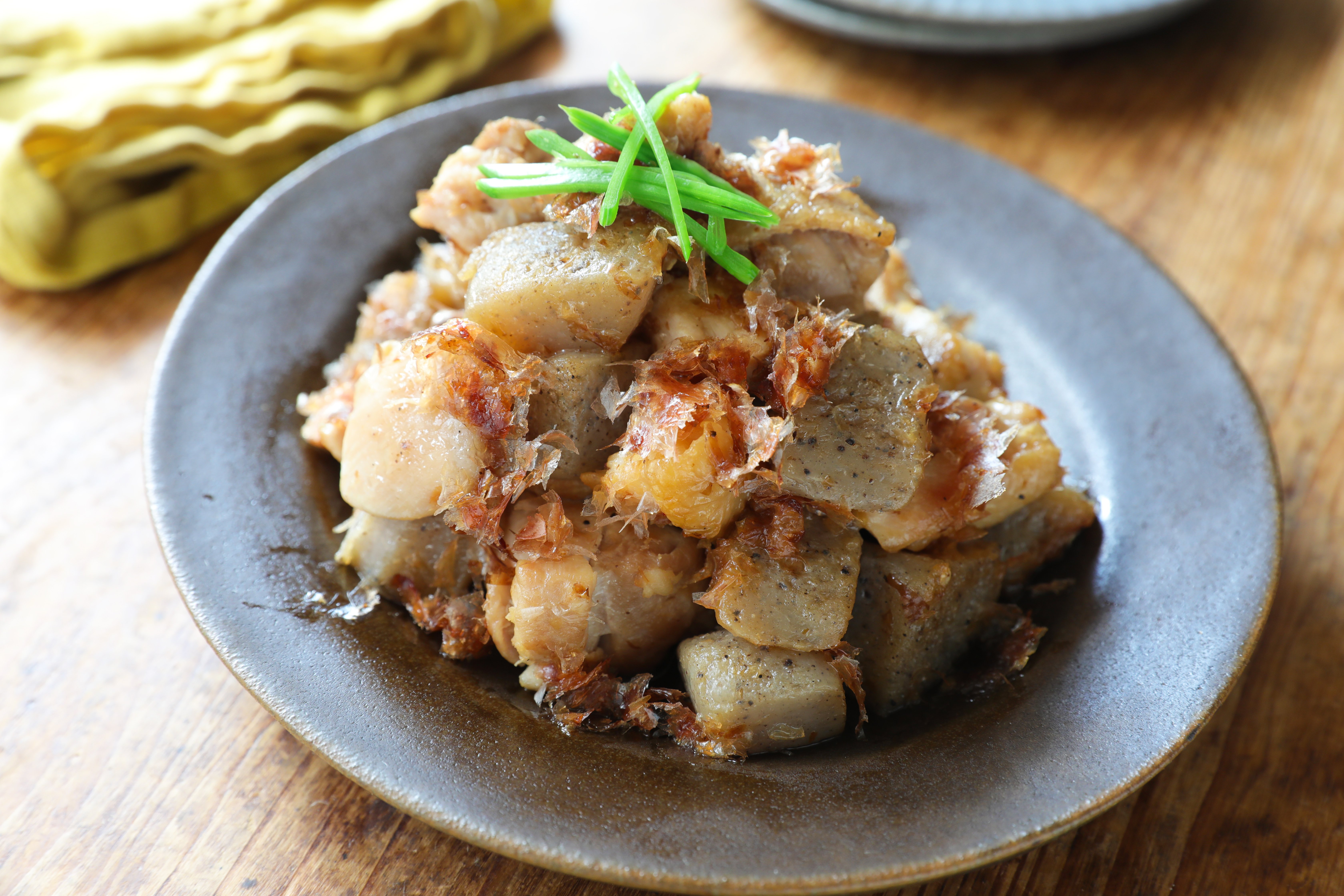 鶏とこんにゃくの炒め物 味つけはめんつゆだけなのにうま味たっぷり Esseonline エッセ オンライン