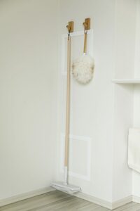 掃除道具は起点になるリビングの壁につるす