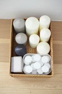 キャンドル類はひとつのカゴにまとめてキャンドルホルダーの近くに