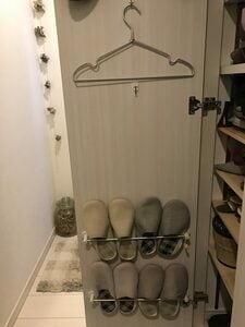 扉幅に合ったタオルハンガーを取り付けて