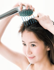 シャワーのヘッドを持ち パワフルな水流を 頭皮に当てすすぐ