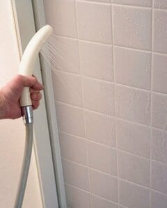 腰から下の位置を湯で流してから水打ちする