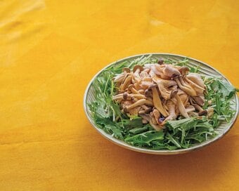 シメジとゆで豚のボリュームサラダ。スダチのドレッシングも美味