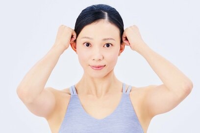むくみ改善につながる「頭ほぐし＆鎖骨リンパ流し」。胸鎖乳突筋と一緒にほぐすと小顔度アップ！