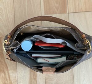 50代の気持ちが上がる「バッグとポーチの中身」。最低限必要なものだけで十分