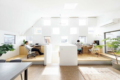 窓と玄関の間取りに工夫あり。「狭い家でも、気分はゆったり」な戸建て事例2つ