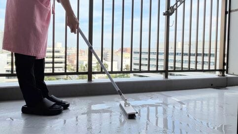ベランダのリセットは「10月」がベストシーズン。50代、屋外掃除がラクになる工夫