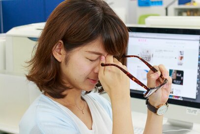 目の疲れの原因は指の第二関節だった！押すだけ簡単のセルフケアを教えます
