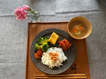 60代ひとり暮らしの「リアルな朝食」。平日は12年同じメニュー、休日は器にもこだわって楽しむ
