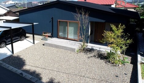 大量の落ち葉、イマイチな水栓、汚れる駐車場…「面倒くさい庭」で家づくりに後悔