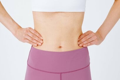 便秘や胃もたれを感じたときの「おなかツボ押し」。場所や力加減をプロが徹底解説