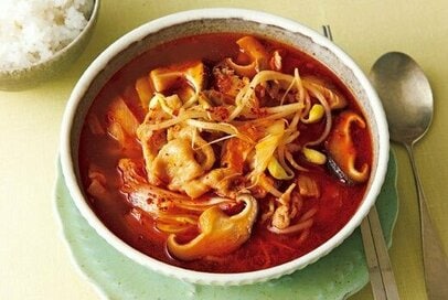 コウケンテツさんの「野菜たっぷりキムチチゲ」。白いご飯が止まらないおいしさ