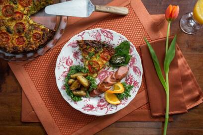 ズッキーニを丸ごとすりおろし。チーズ入りキッシュのレシピ