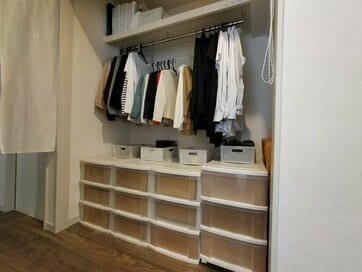 40代、去年リアルに手放した服とその理由。「『まだ着られる』服は手放す」