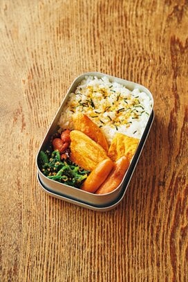 小林まさみさんの思い出の弁当。魚のおかずには母の愛がたっぷりと…