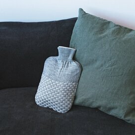 じんわり暖まるニット湯たんぽ。インテリアとしてもおしゃれ