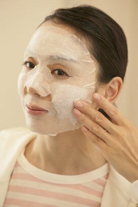 シートマスクに乳液を重ねづけするテクで、もっちり乾燥しらずの肌に