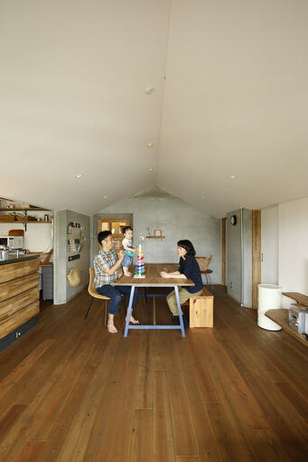 三角屋根のリビング