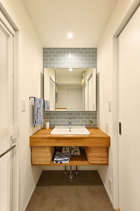 身支度がスムーズなウォークインクローゼット隣接の洗面室