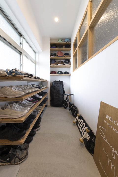 窓下にシューズラックを造作した玄関土間