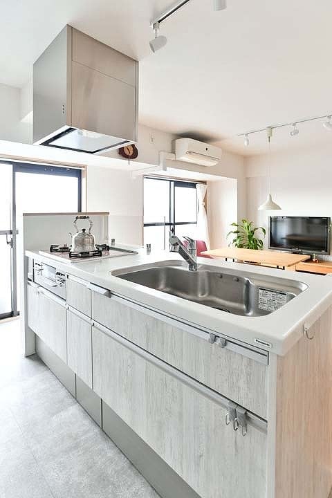 システムキッチンに腰壁を造作